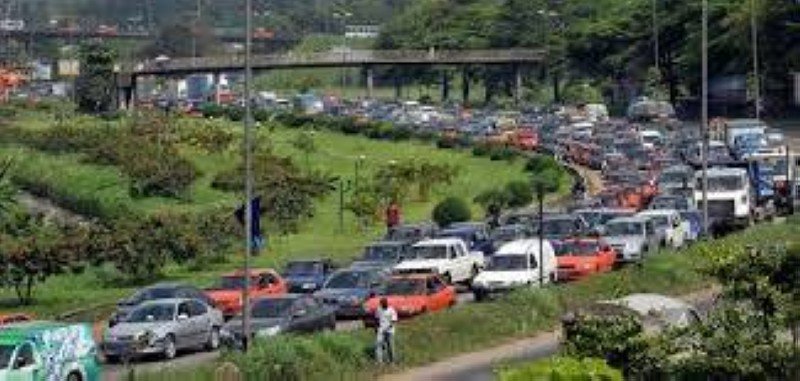 Abidjan : Il profite de l’embouteillage pour voler une dame Abidjan : Il profite de l’embouteillage pour voler une dame
