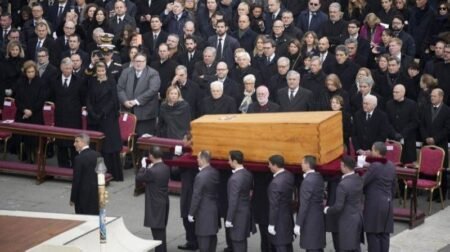 Les adieux des dirigeants du monde entier et des centaines de milliers de paroissiens au pape François à Rome