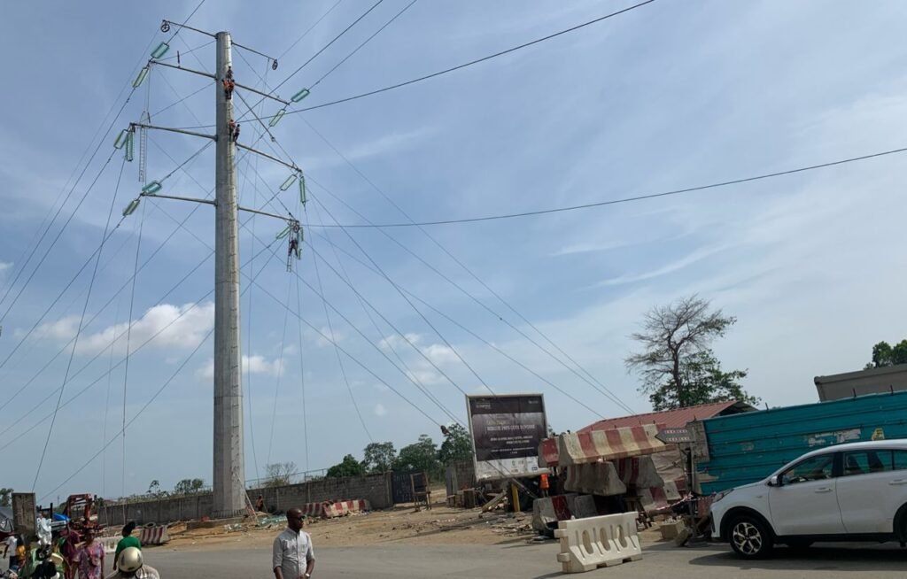 Rehaussement des pylônes électriques du carrefour Faya : les équipes techniques s’activent pour la fin des travaux