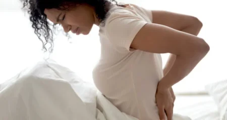 Mal de dos au réveil ? Voici les 3 clés pour dire adieu aux matins douloureux