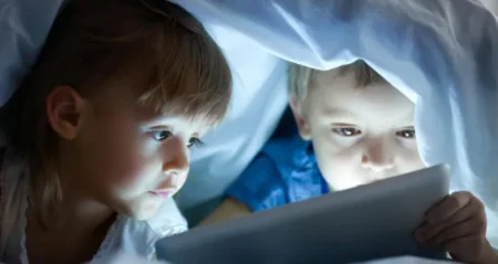 Trop d’écrans pour les enfants ? Bouygues mise sur une montre pour les déconnecter… doucement