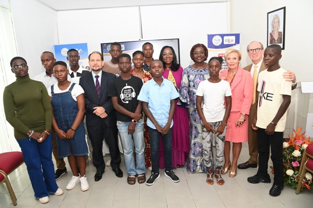 Après de bons résultats scolaires-  La Première dame offre une immersion en France aux 11 meilleurs élèves de Côte d’Ivoire