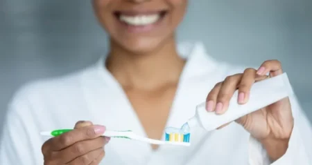 Un sourire qui sent la garrigue : Le dentifrice minute qui réinvente la salle de bain