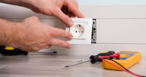 Changer une prise en 10 minutes : La méthode facile sans touche au boîtier et zéro stress