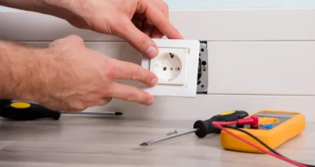Changer une prise en 10 minutes : La méthode facile sans touche au boîtier et zéro stress