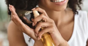 Spray capillaire maison : la lotion naturelle qui démêle, répare et fait disparaître le plastique