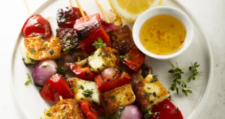 Brochettes en folie : Légumes colorés et halloumi grillé, la recette qui fait chavirer les papilles