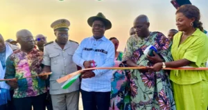 Agboville : Au nom du président Ouattara, Pierre Dimba remet les clés des centres de santé de M’battra et Arraguié