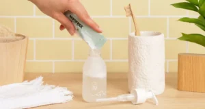 Dents sensibles, zéro déchet et haleine fraîche : le dentifrice naturel qui coche toutes les cases