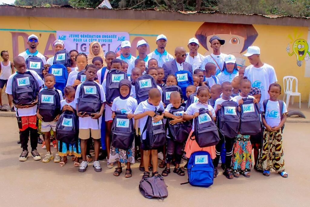Rentrée scolaire 2025-2026-   La JGECI offre 75 kits scolaires aux enfants vulnérables
