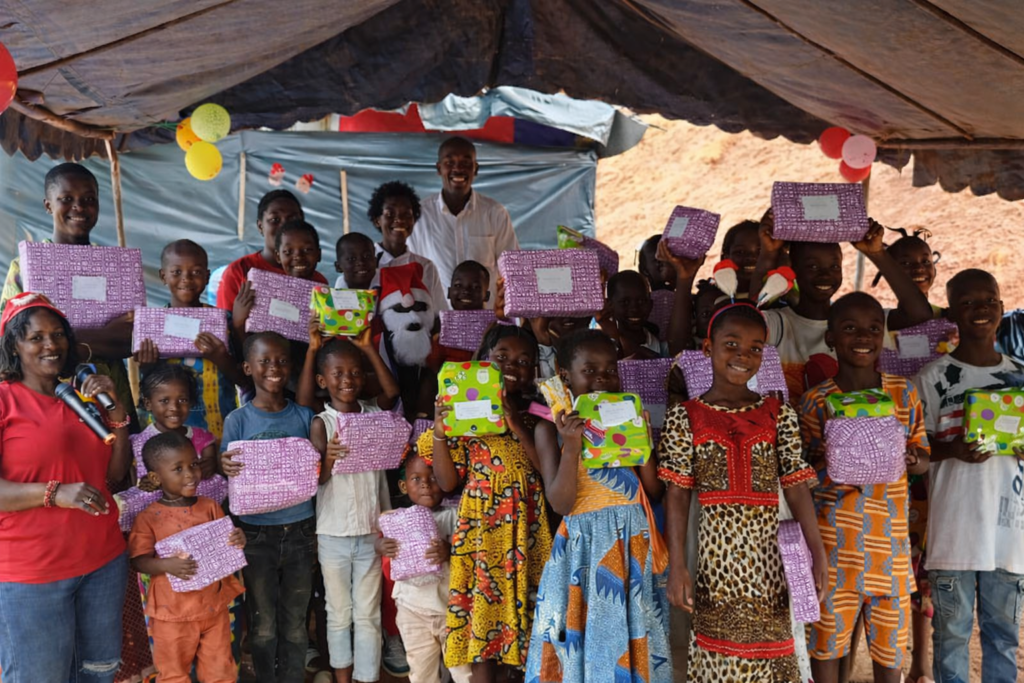 San Pedro : 100 enfants orphelins au cœur de la 8ᵉ caravane du Père Noël de l’ONG AMVO