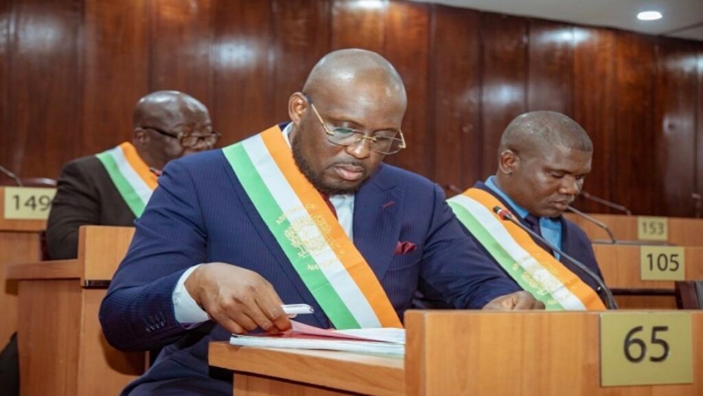 Crise à l’Assemblée nationale ivoirienne : le groupe Agir de Stéphane Kipré menacé de dissolution après la défection d’un député Crise à l’Assemblée nationale ivoirienne : le groupe Agir de Stéphane Kipré menacé de dissolution après la défection d’un député