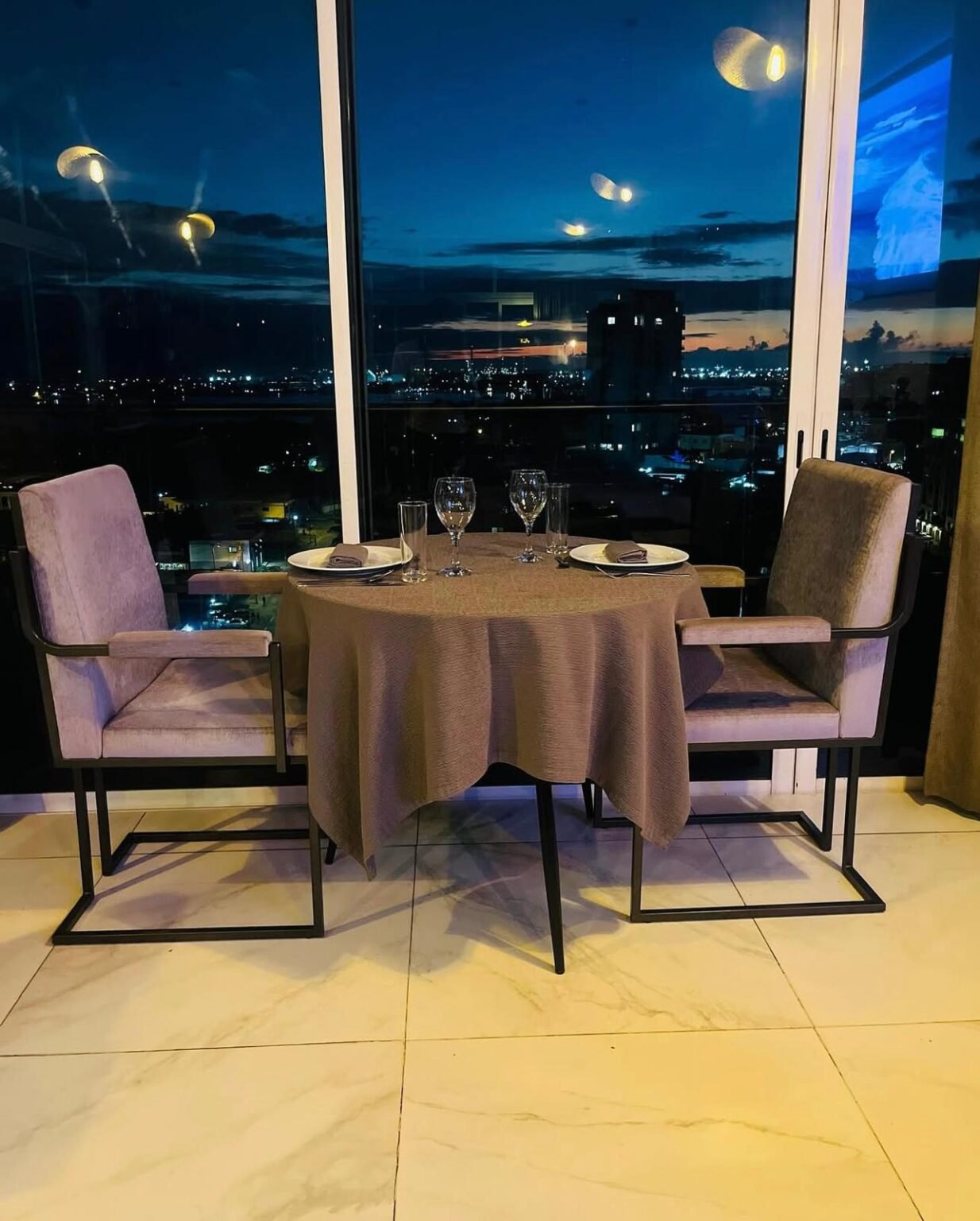 Altercation au Rooftop de Biétry : clientes et restaurant s’opposent, la police enquête