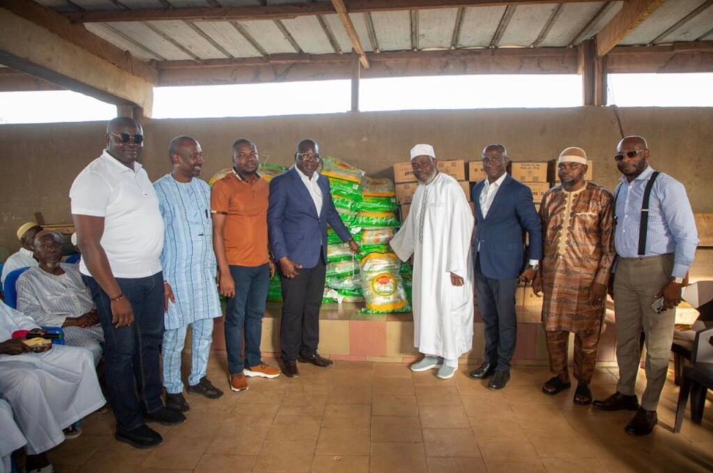 Divo- Amédé Koffi Kouakou offre 20 tonnes de vivres pour le Ramadan et le Carême Divo- Amédé Koffi Kouakou offre 20 tonnes de vivres pour le Ramadan et le Carême