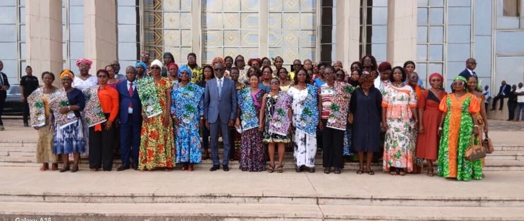 Yamoussoukro : 1 800 complets de pagnes remis à des associations féminines en prélude au 8 mars
